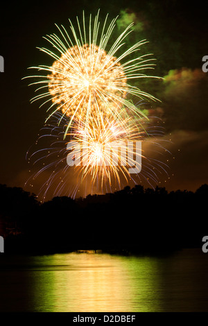 Canada Day Feuerwerk Wasser spiegeln. Stockfoto