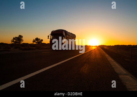 LKW auf der Autobahn in der chinesischen Provinz Innere Mongolei Stockfoto