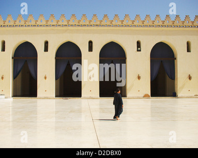 Ägyptischen muslimischen arabischen geht durch die Marmorböden der Moschee von Amr ibn al-wie in Alt-Kairo Stockfoto