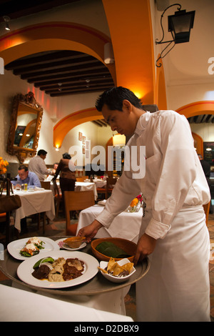 Mural De Los Poblanos Restaurant El in Puebla - Kellner servieren Essen zu Tisch--Mexiko Stockfoto