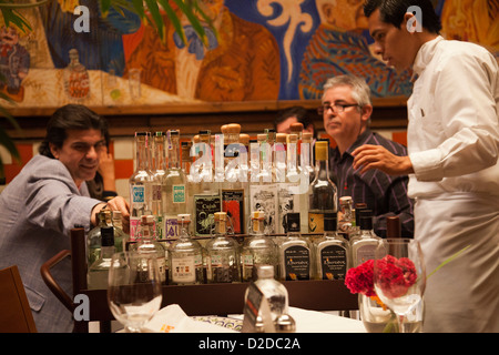 El Mural De Los Poblanos Restaurant in Puebla serviert Mezcal Trolley - Mexiko Stockfoto