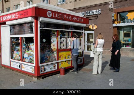 Einer der vielen Straßenecken-Kiosk, der Briefmarken, Medienpublikationen und Süßwaren in Vilnius, Litauen, Baltic Street verkauft Stockfoto