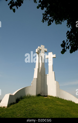 Das Denkmal des Dreikreuz-Hügels aus weißem Stein ist ein prominentes Wahrzeichen auf einem kleinen Hügel im Kalnai-Park von Vilnius in Litauen, Stockfoto