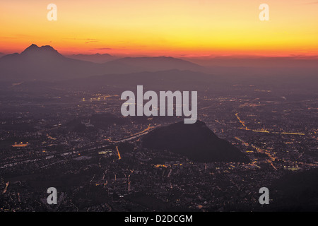 Luftaufnahme der Stadtlandschaft beleuchtet Stockfoto