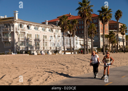 Skater und Hotel Fensterläden am Strand am Strand in Santa Monica, Los Angeles County, Kalifornien, Stockfoto