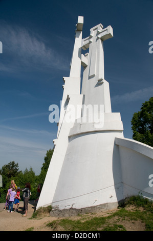 Das Denkmal des Dreikreuz-Hügels aus weißem Stein ist ein prominentes Wahrzeichen auf einem kleinen Hügel im Kalnai-Park von Vilnius in Litauen, Stockfoto