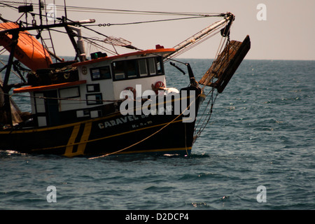 Garnelen Sie, Angelboot/Fischerboot, der 10 Meilen entfernten Santos Stadt, Küste von São Paulo Zustand, Brasilien. Stockfoto