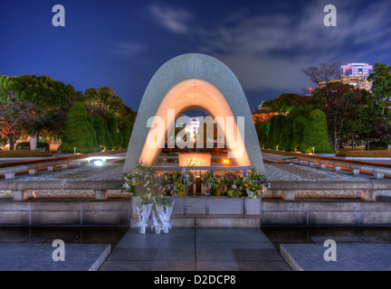 Kenotaph durch die Atomic Dome im Friedenspark in Hiroshima, Japan eingesehen werden können. Stockfoto