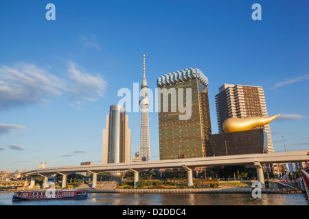 Japan, Honshu, Kanto, Tokio, Asakusa, Skytree Turm und Sumidagawa River Stockfoto