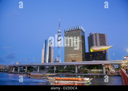 Japan, Honshu, Kanto, Tokio, Asakusa, Skytree Turm und Sumidagawa River Stockfoto