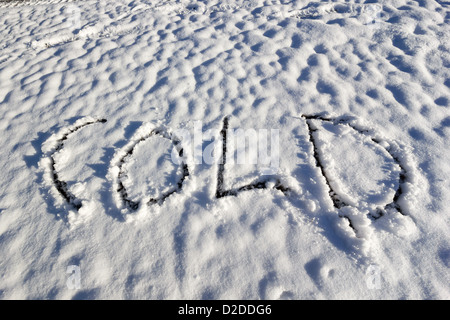 Das Wort "Kalt" in weißen Neuschnee gehauen Stockfoto