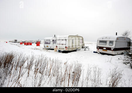 in der Nähe von Brighton, Sussex, UK. 21. Januar 2013 - Reisende Wohnwagen inmitten der Schnee auf dem Weg nach oben Devil es Dyke auf den South Downs-Ths-Morgen Stockfoto