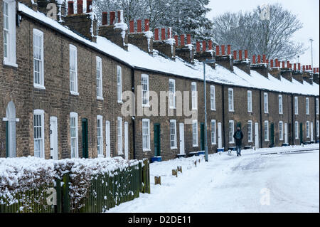 Cambridge, UK. 21. Januar 2013. Reihenhäuser im Park Street fallen im Schnee in Cambridge. Weitere Schnee fiel über Nacht malerischen Winter Szenen quer durch die historische Stadt zu schaffen. Stockfoto