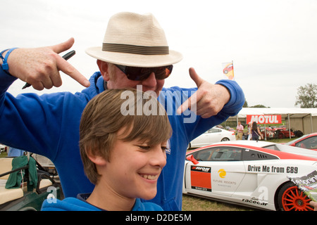 Chris Evans herumalbern für ein Foto mit einem jungen Fan auf Carfest Norden 2012 Stockfoto