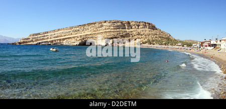 Einen Panoramablick auf der Bucht von Matala auf Kreta, Griechenland, eine berühmte ehemalige Hippie-Hang-Out und beliebte Sommerfrische. Stockfoto