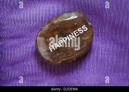 Fair-Trade-Stimmung-Kiesel - Glück Kies isoliert auf lila Hintergrund Stockfoto