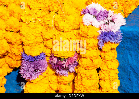 Blumengirlanden auf einen Stall in Kathmandu, Nepal. Stockfoto