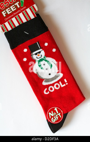 Mens festliche Füße Weihnachten Neuheit Socken - Cool Schneemann mit Hut und Sonnenbrille auf weißem Hintergrund - Neuheit Socken für Weihnachtsgeschenk Stockfoto