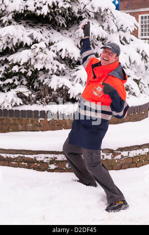 Beccles, Suffolk, UK. 21. Januar 2013. Royal Mail Postbote genießen den Schnee in Beccles. Stockfoto
