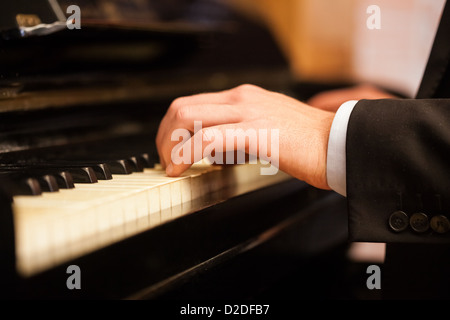 Nahaufnahme von einem Musiker spielt eine Klaviertastatur Stockfoto