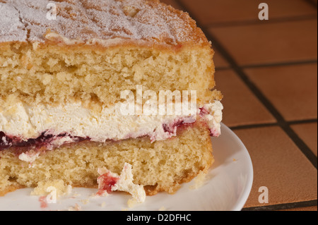 Klassische Victoria Sandwich traditionelle hausgemachte Kuchen mit Sahne und Marmelade gefüllt Stockfoto