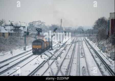 Süd West-London, UK. 21. Januar 2013. Diesel-Zug auf Schnee bedeckt Spur nähert sich Wimbledon Station. Stockfoto