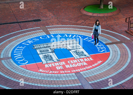 Honshu, Aichi, Nagoya, Japan, Bodenbelag der Central Avenue Shopping Centre Darstellung der Arc de Triomph und Champs Elysees Stockfoto