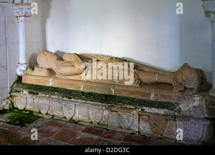 Das Altar-Grab eines mittelalterlichen Ritters in die Kirche von St. Andrew Wickhampton, Norfolk, England, Vereinigtes Königreich. Stockfoto