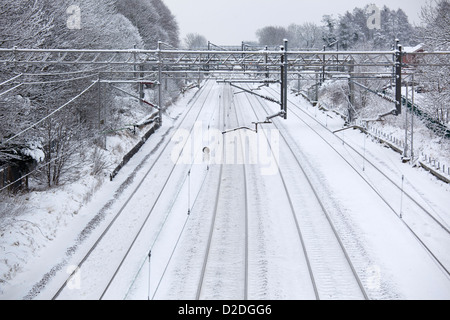 Schneebedeckte Gleisanlagen auf der West Coast mainline abgebildet auf Atherstone, North Warwickshire in den Midlands. Stockfoto