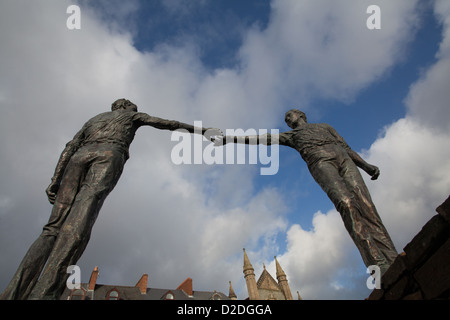 Hände über die Kluft Bronze Skulptur von Maurice Harron Derry Londonderry Northern Ireland Stockfoto