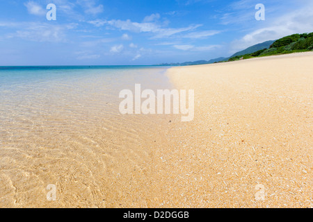 Sandy Beach und klare türkisfarbene Wasser auf einer tropischen Insel. Selektiven Fokus auf Vordergrund Strand. Stockfoto