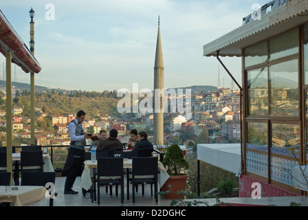 Ein Kellner nimmt eine Bestellung in Hill Top Restaurant mit Blick auf Kuzguncuk, in einem Teil des "Alten Istanbul". Stockfoto