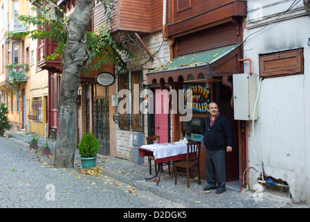 Ein Restaurantbesitzer steht außerhalb seiner Geschäftsräume in Kuzguncuk, im "Alten Istanbul", berühmt für seine Fischrestaurants. Stockfoto