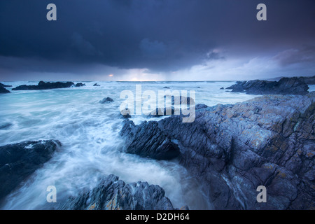 Einbruch der Dunkelheit Ansätze Sharrow Strand Whitsand Bay Cornwall UK Stockfoto