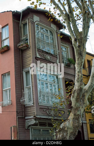 Ein gutes Beispiel für ein 19. Jahrhundert Holzhaus in Kuzguncuk, Teil des "Alten Istanbul" auf den Bhosphorous. Stockfoto