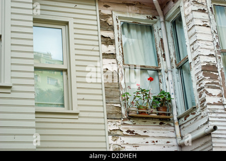 Zwei des 19. Jahrhunderts Holzhäuser in verschiedenen Erhaltungszuständen im Dorf Kuzguncuk in Alt-Istanbul. Stockfoto