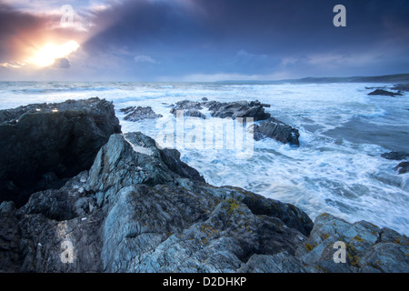 Einbruch der Dunkelheit Ansätze Sharrow Strand Whitsand Bay Cornwall UK Stockfoto