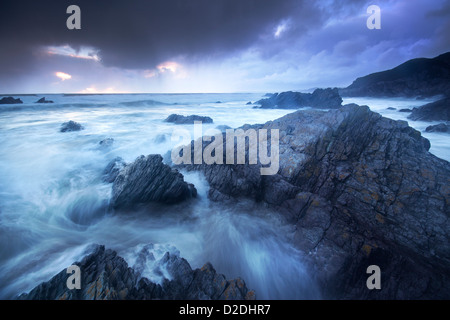 Einbruch der Dunkelheit Ansätze Sharrow Strand Whitsand Bay Cornwall UK Stockfoto