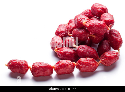 Geräucherte Würstchen auf weißem Hintergrund Stockfoto