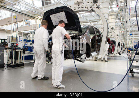 Mitarbeiter der Volkswagen AG fertigen Fahrzeuge, Tiguan und Touran im VW-Werk in Wolfsburg am Mittwoch, den 7. März 2012. Am Montag, den 12. März 2012, werden Business-Nummern auf der Jahrespressekonferenz veröffentlicht. Foto: Jochen Lübke Dpa/Lni +++(c) Dpa - Bildfunk +++ Stockfoto