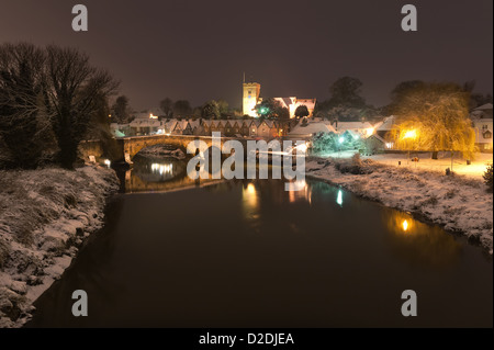 Schnee gebunden Dorf Aylesford mit einer mittelalterlichen Brücke über ruhige Gezeiten-Fluss Medway Reflexion zeigt ruhigen Atmosphäre in der Nacht Stockfoto