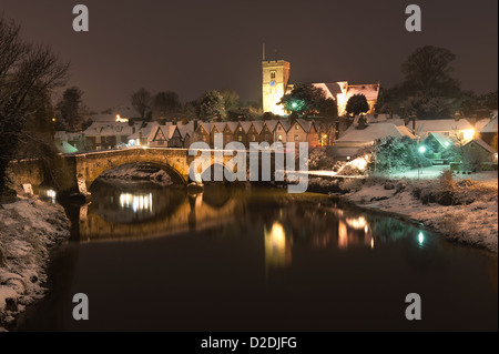 Schnee gebunden Dorf Aylesford mit einer mittelalterlichen Brücke über ruhige Gezeiten-Fluss Medway Reflexion zeigt ruhigen Atmosphäre in der Nacht Stockfoto