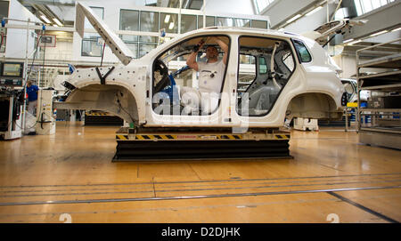 Mitarbeiter der Volkswagen AG fertigen Fahrzeuge, Tiguan und Touran im VW-Werk in Wolfsburg am Mittwoch, den 7. März 2012. Am Montag, den 12. März 2012, werden Business-Nummern auf der Jahrespressekonferenz veröffentlicht. Foto: Jochen Lübke Dpa/Lni +++(c) Dpa - Bildfunk +++ Stockfoto