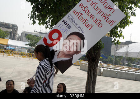 21. Januar 2013, Bangkok, Thailand. Eine Unterstützung, einen Pol Gen Pongsapat Pongcharoen Kampagne Banner hält. 18 Kandidaten registriert in der Bangkok Metropolitan Administration vor Bürozeiten und ihre Kampagne bis März 3 Wahl. Der letzte Tag für die Kandidatur Registrierung ist Jan 25. Stockfoto