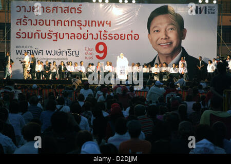 21. Januar 2013, Bangkok, Thailand. Pol-Gen Pongsapat Pongcharoen Gruppenphase Kampagne in Bangkok Metropolitan Administration. 18 Kandidaten registriert in der Bangkok Metropolitan Administration vor Bürozeiten und ihre Kampagne bis März 3 Wahl. Der letzte Tag für die Kandidatur Registrierung ist Jan 25. Stockfoto