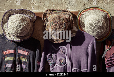 Mützen und Jacken, die Stifte an der Wand hängen in Außenseite in Spanien. Stockfoto