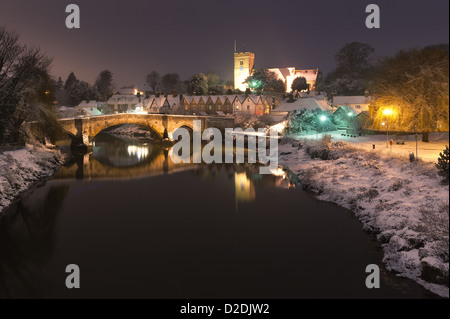 Schnee gebunden Dorf Aylesford mit einer mittelalterlichen Brücke über ruhige Gezeiten-Fluss Medway Reflexion zeigt ruhigen Atmosphäre in der Nacht Stockfoto