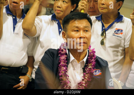 21. Januar 2013, Bangkok, Thailand. Pol Gen Sereepisuth Temeeyaves einer ehemaligen nationalen Polizei-Chef im Gespräch mit Medien. 18 Kandidaten registriert in der Bangkok Metropolitan Administration vor Bürozeiten und ihre Kampagne bis März 3 Wahl. Der letzte Tag für die Kandidatur Registrierung ist Jan 25. Stockfoto