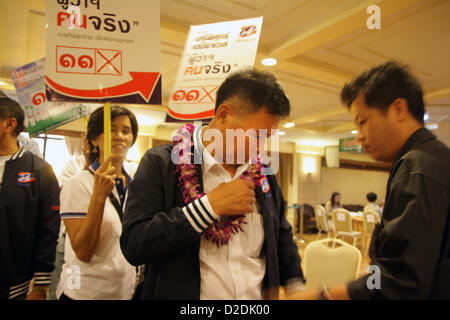 21. Januar 2013, Bangkok, Thailand. Pol Gen Sereepisuth Temeeyaves eine ehemalige nationale Polizeichef Medien Frage vorbereiten. 18 Kandidaten registriert in der Bangkok Metropolitan Administration vor Bürozeiten und ihre Kampagne bis März 3 Wahl. Der letzte Tag für die Kandidatur Registrierung ist Jan 25. Stockfoto