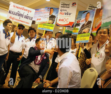 21. Januar 2013, Bangkok, Thailand. Pol Gen Sereepisuth Temeeyaves einer ehemaligen nationalen Polizei-Chef im Gespräch mit Medien. 18 Kandidaten registriert in der Bangkok Metropolitan Administration vor Bürozeiten und ihre Kampagne bis März 3 Wahl. Der letzte Tag für die Kandidatur Registrierung ist Jan 25. Stockfoto